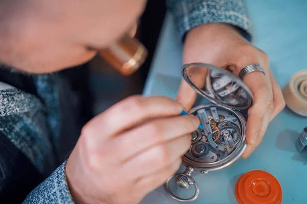 Ritratto ravvicinato di un orologiaio al lavoro — Foto Stock