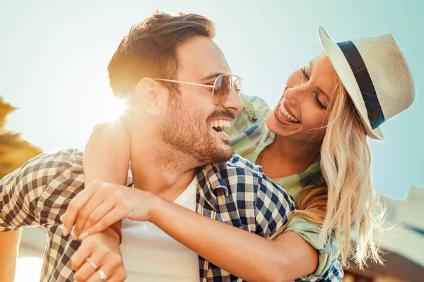 Jeune couple amoureux en plein air — Photo