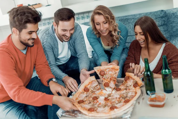 Друзі, їдять піцу — стокове фото