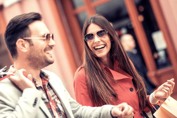 Pareja joven feliz con bolsas de compras —  Fotos de Stock