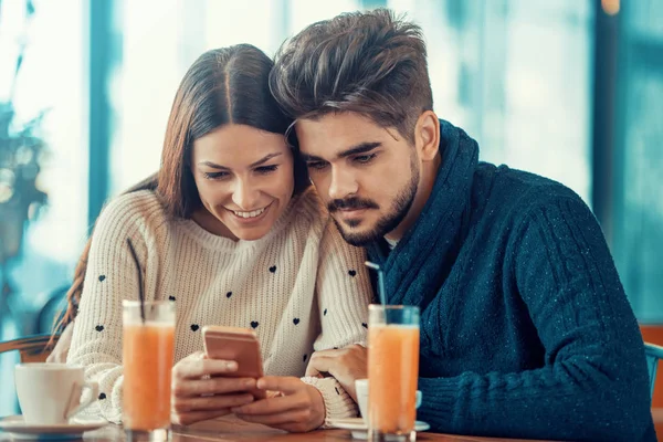 Hermosa pareja tomando café en una cita — Foto de Stock