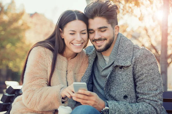 Pareja joven tomando una selfie — Foto de Stock