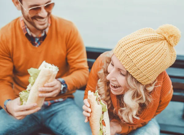 Couple eating together — Stock Photo, Image