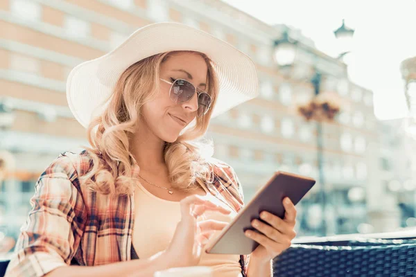 Mulher usando tablet digital — Fotografia de Stock