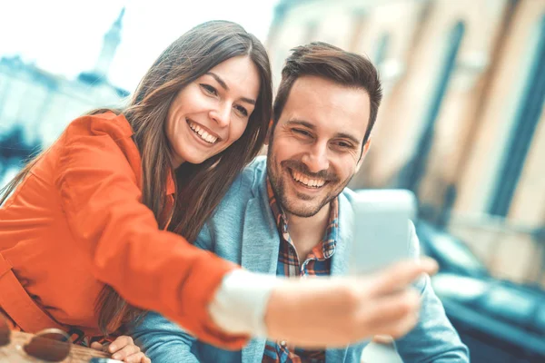 Giovane coppia prendendo un selfie — Foto Stock