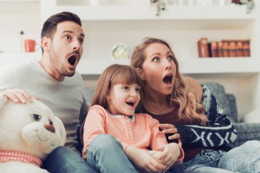 Evde aile film seyrederken