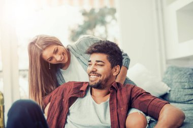 Evdeki mutlu genç çift