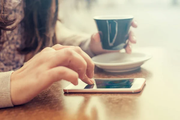 Крупним планом жінка п'є каву в кафе — стокове фото