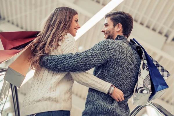 Glada unga par i shopping — Stockfoto