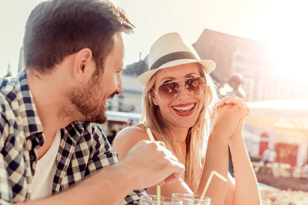 Cuplu tânăr în cafenea, râzând — Fotografie, imagine de stoc