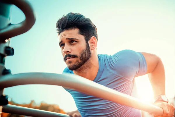 Gespierde man tijdens zijn training buiten — Stockfoto