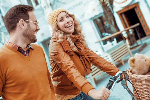 Счастливая молодая пара едет кататься на велосипеде — стоковое фото