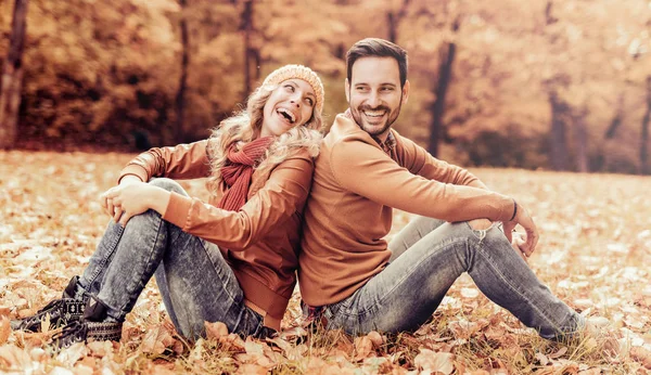 Couple in love in autumn — Stock Photo, Image