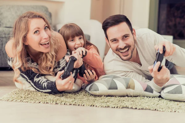 幸福的家庭，玩视频游戏在家里 — 图库照片