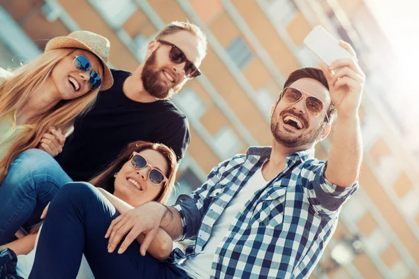 Mejores amigos tomando selfie al aire libre — Foto de Stock