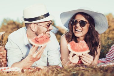 Parkta piknik üzerinde çift
