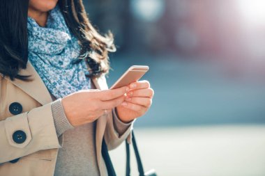 Bir şehir sokak bir akıllı telefon kullanan kadın