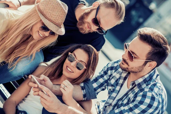 Nejlepší přátelé s selfie venku — Stock fotografie