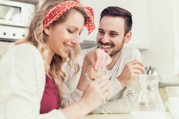 Cute couple having breakfast at home — Stock Photo, Image