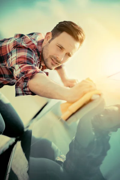 Homem limpando um carro — Fotografia de Stock