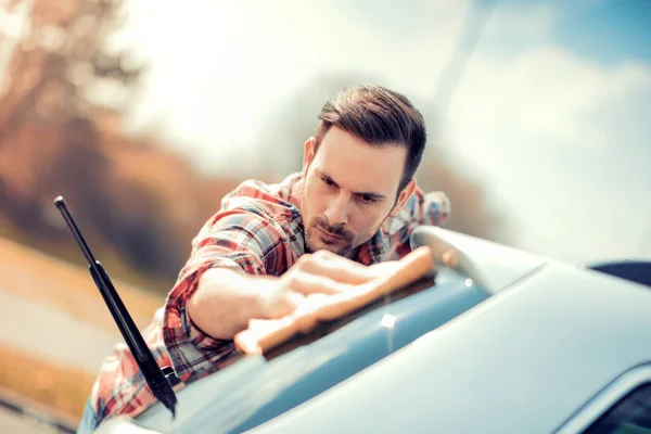 Hombre limpiando un coche —  Fotos de Stock