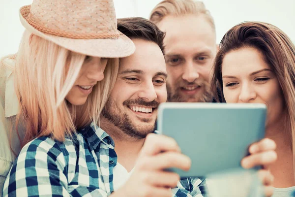 Melhores amigos tomando selfie ao ar livre — Fotografia de Stock