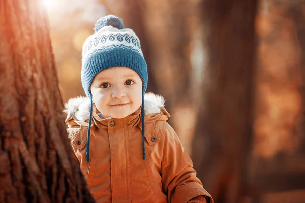 Liten pojke i höstparken — Stockfoto