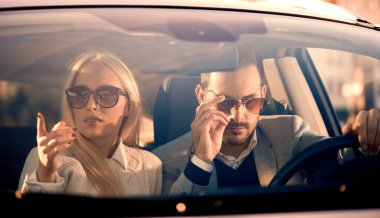 Arabanın içine Çift