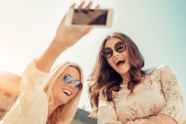 Genç kadın olun selfie