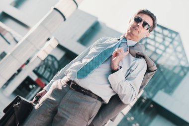 evrak çantası ile işadamı