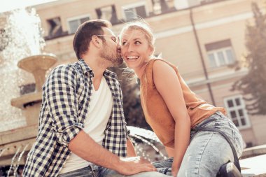 mutlu çift dışarıda eğleniyor