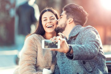 Mutlu bir çift eğlenmek ve bir selfie alarak