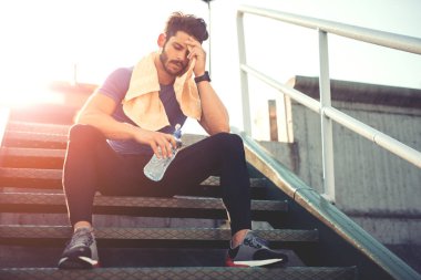 çalışmadan sonra susuz atlet içme suyu