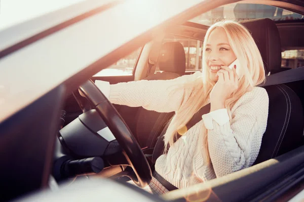 Femme en voiture — Photo