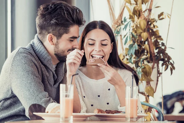 Glückliches junges Paar frühstückt im Café — Stockfoto