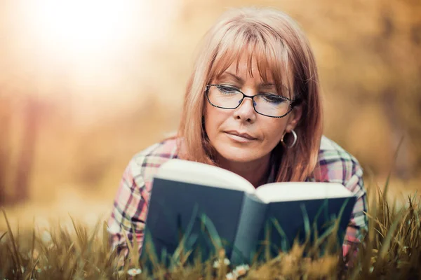 Leer un libro — Foto de Stock