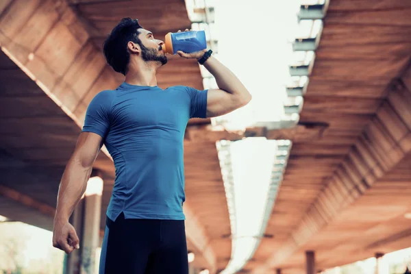 Homem bebendo água depois de um treino — Fotografia de Stock