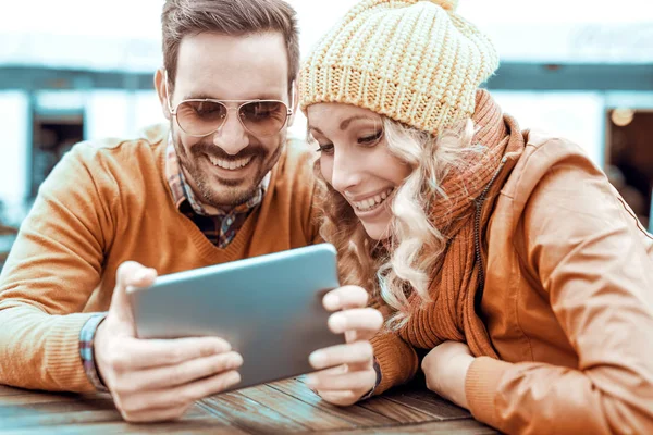 Ein glückliches Paar, das Spaß hat und ein Selfie macht — Stockfoto
