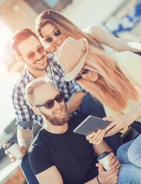 Migliori amici prendendo selfie all'aperto — Foto Stock