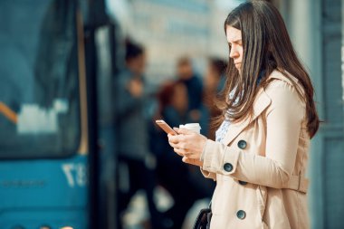 Kahve molası, akıllı telefon kullanan kadın