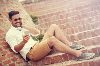 Müzik gülümseyen yakışıklı adam