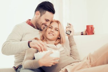 genç bir çift TV izleme