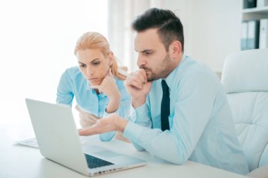 ofiste çalışan genç insanlar