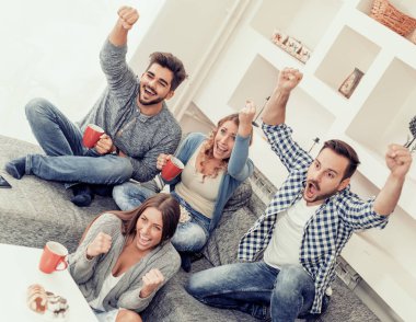 bir oyun izlerken arkadaşlar