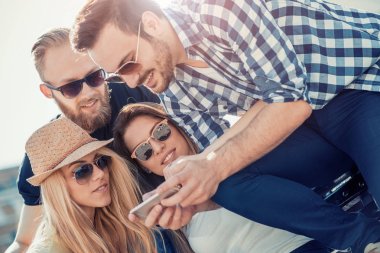 Eğlenmeyi seven ve selfie çeken arkadaşlar.