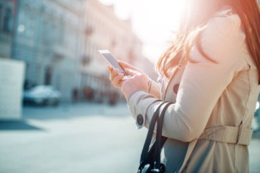 Akıllı telefon kullanan bir kadına yaklaş.