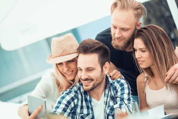 Mejores amigos tomando selfie al aire libre — Foto de Stock