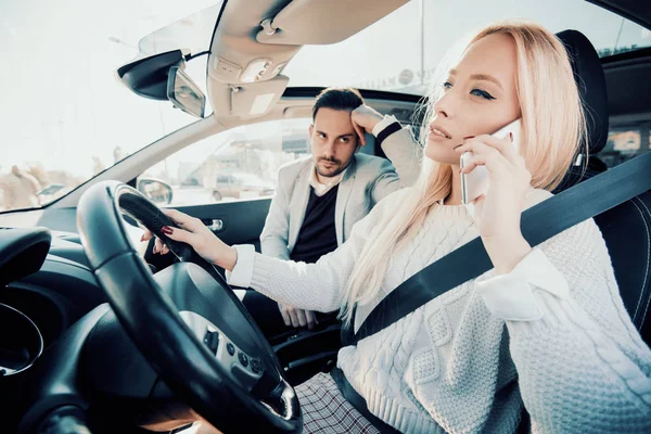 Gevaarlijk rijden, vrouw autorijden — Stockfoto