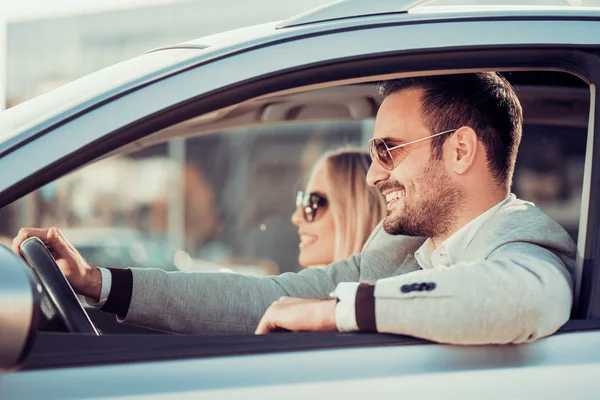 Glückliches Paar fährt im Auto — Stockfoto