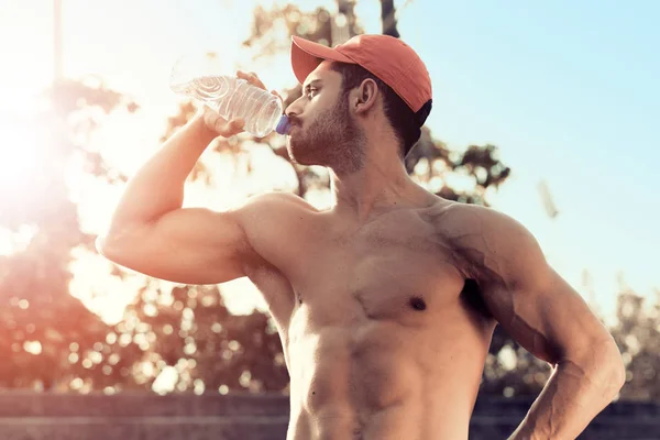 Atleta assetato acqua potabile dopo l'allenamento — Foto Stock